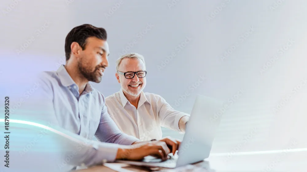 Zespół pracujący w biurze nad systemami AD INFO